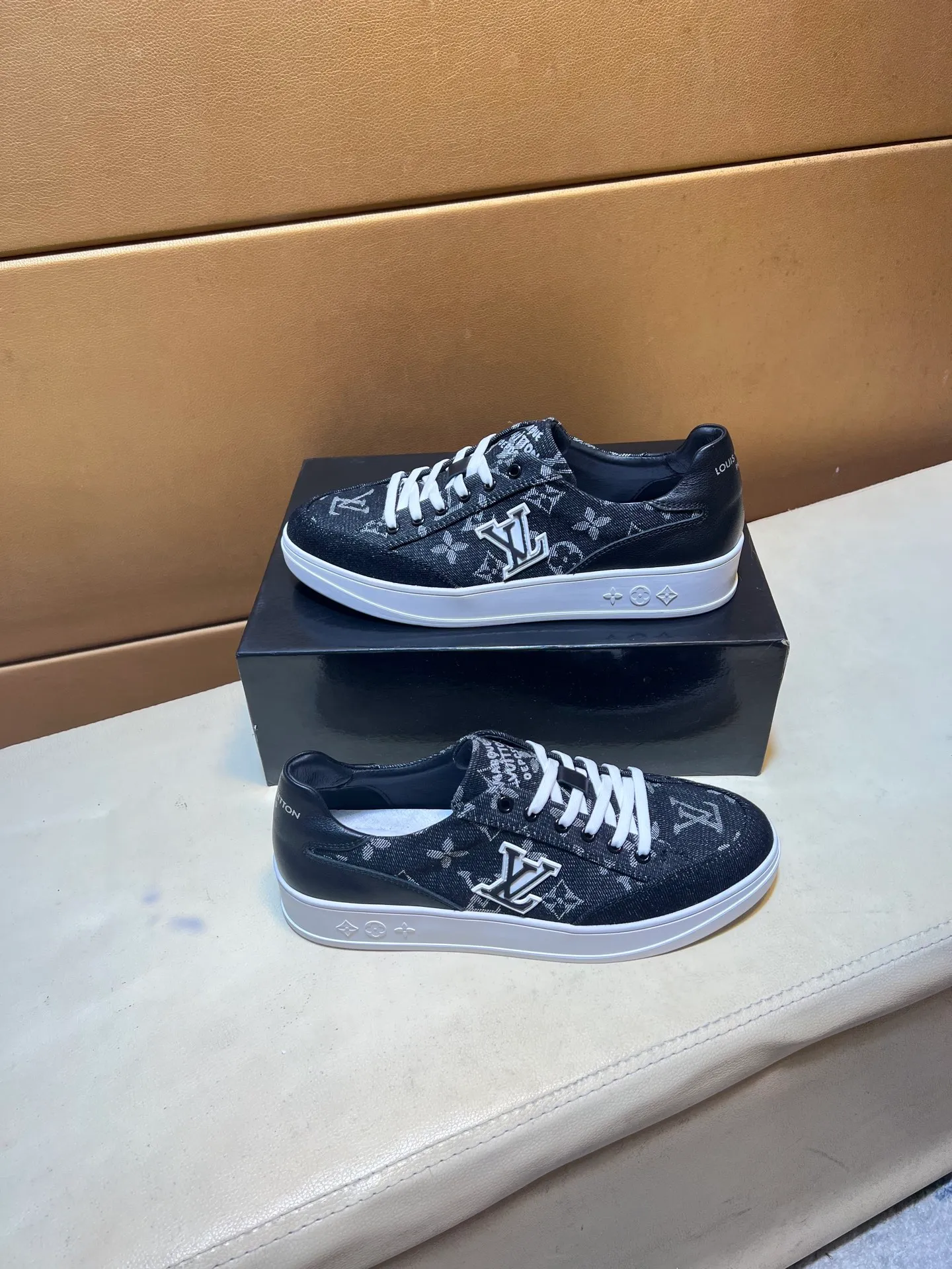pp420💰👑👑《Louis vuitton/LV Louis Vuitton》original quality.~ Unique modern style sneakers. 🏃A must-have casual shoe for trendy men😍😍 Original brand imported from Italy, imported original leather, sheep lining (refuses to discolor and grind feet) Sole: Original sole provided by the original factory, French lazy style design ⚠️Fit to the feet, original quality, super comfortable original sole. It’s like shooting the real thing 🎬The real thing is better, high-quality sneakers, men’s shoe size: 38-44